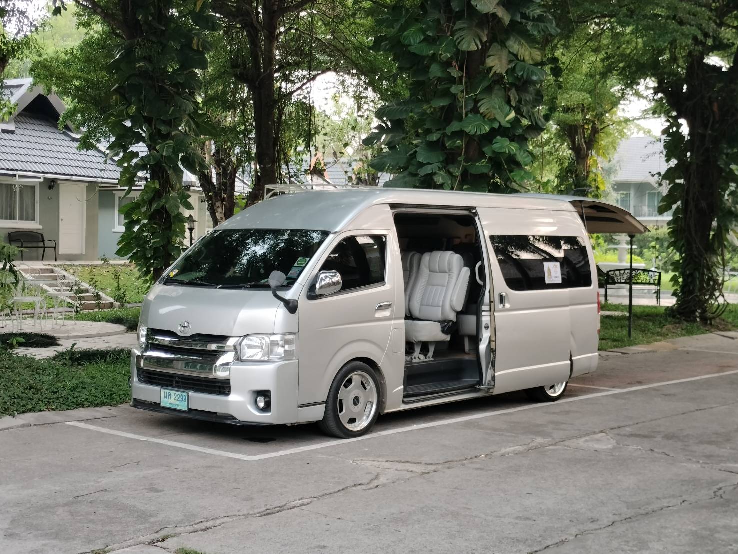ภายในรถตู้ VIP กว้างขวาง นั่งสบาย